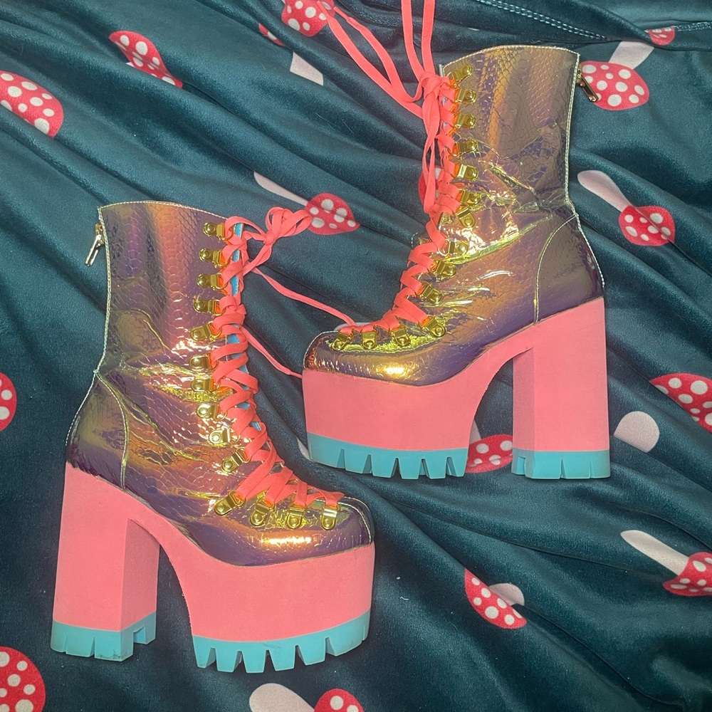Poisonous Vixen Snake Platform Boots - Picture 1 of 5